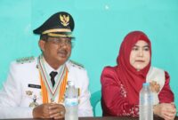 Bupati Tanjab Barat Serahkan Bantuan Pasca Bencana Puting Beliung di Desa Pembengis