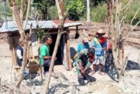 Babinsa dan Masyarakat Kerja Bakti, Pasang Pipa Air Bersih untuk Kebutuhan Warga