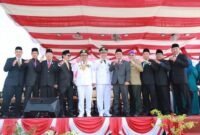 Ikuti Upacara HUT-RI Ke-80, Ketua DPRD Tanjab Barat Bacakan Teks Proklamasi