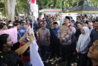 Kapolres Langkat Pimpin Langsung Pengamanan Aksi Unjuk Rasa Kelompok SADAR di DPRD Langkat