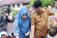 Bupati Anwar Sadat dan Ketua TP-PKK Salurkan KKS dan Bantuan Sembako untuk Warga Tanjab Barat