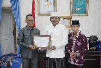 Bupati Tanjab Barat Terima Piagam Penghargaan Baznas Awards 2025