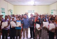 Peduli Suku Anak Dalam, Wabup Tanjab Barat Turun Langsung Serahkan Bantuan Sosial