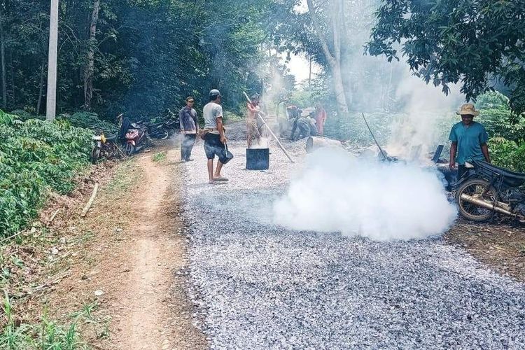 Pemdes Sukajaya Bangun Jalan Lapen 497 Meter di Dusun 4