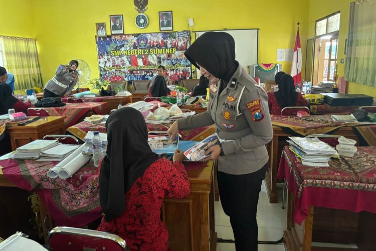 Satlantas Polres Sumenep Sambangi SMPN 2 Sumenep: Edukasi Keselamatan Berlalu Lintas & Bagikan Brosur Ops Zebra 2025