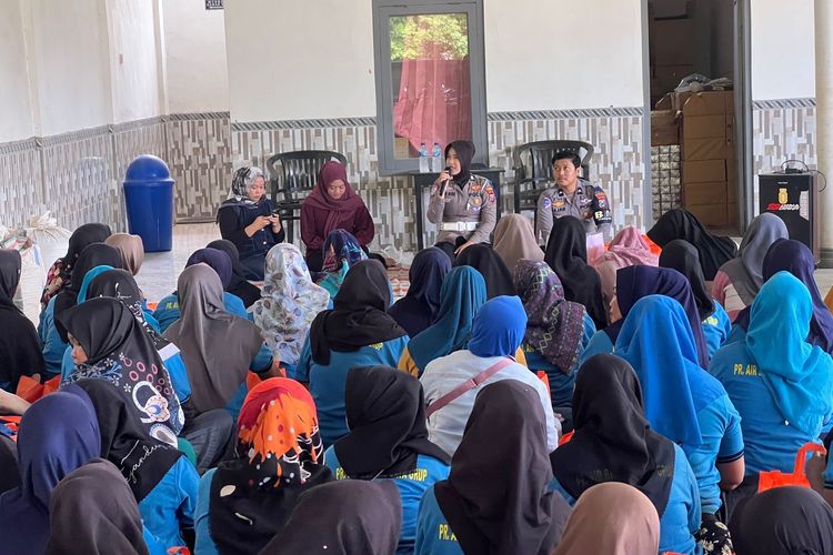 Satlantas Polres Sumenep Humanis Sapa Karyawan, Ops Zebra Semeru 2025 Menyentuh Dunia Industri