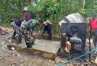 Babinsa Koramil 1621-01/SoE Dukung Pembangunan Infrastruktur Desa Noemeto-TTS