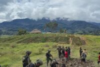 Prajurit dan Rakyat Satu Hati, Satgas Yonif 700/WYC Bangun Jalan Menuju Honai di Kampung Nipuralome