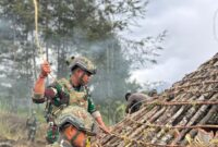 Satgas Yonif 700/Wyc Gelar Aksi Heroik: Bantu Warga Kampung Nipuralome Bangun Honai di Pegunungan Puncak
