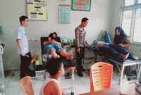 Aksi Sigap Polsek Dente Teladas! Personel Turun Tangan Selamatkan Warga Korban Laka Tunggal di Lintas Timur