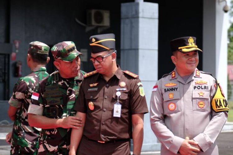 Kapolres Sintang Sambut Kedatangan Pangdam XII/Tanjungpura di Bandara Tebelian