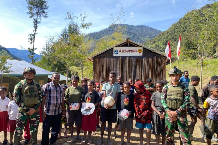 Satgas Yonif 700/WYC Bagikan Sarana Olahraga dan Sepatu untuk Siswa SD Mayuberi