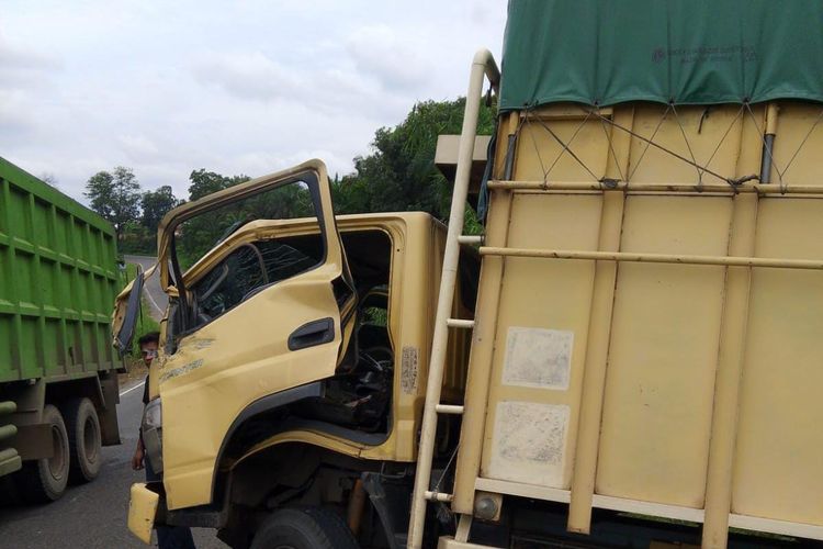 Diduga Angkut BBM Ilegal, Sebuah Mobil Alami Kecelakaan di Lintas Timur Merlung
