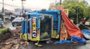 Truk Bermuatan Kayu Terguling di Junok Akibat Sopir Alami Microsleep