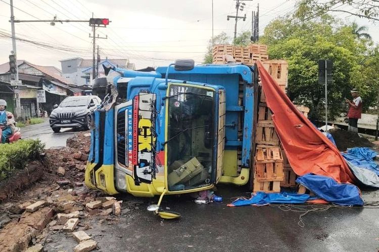 Truk Bermuatan Kayu Terguling di Junok Akibat Sopir Alami Microsleep