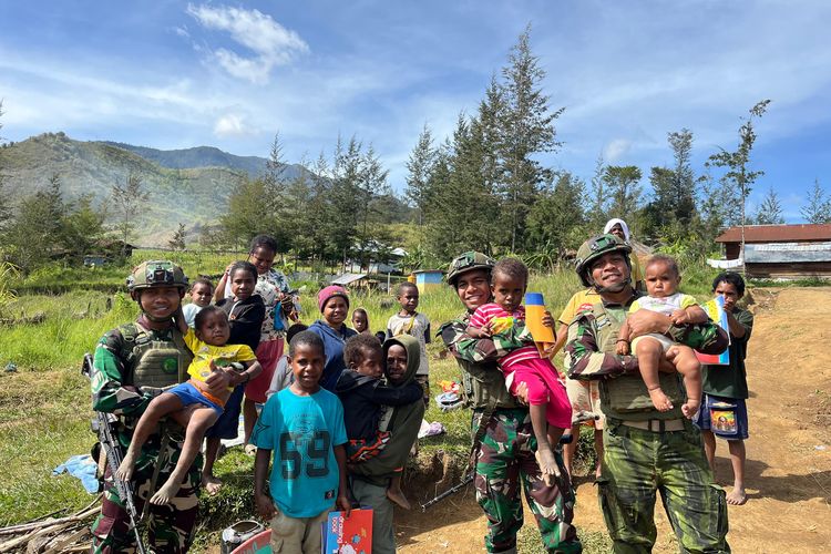 Satgas Yonif 700/WYC Berbagi Buku dan Pakaian di Kampung Yenggernok, Warga: “Kami Sangat Terbantu”