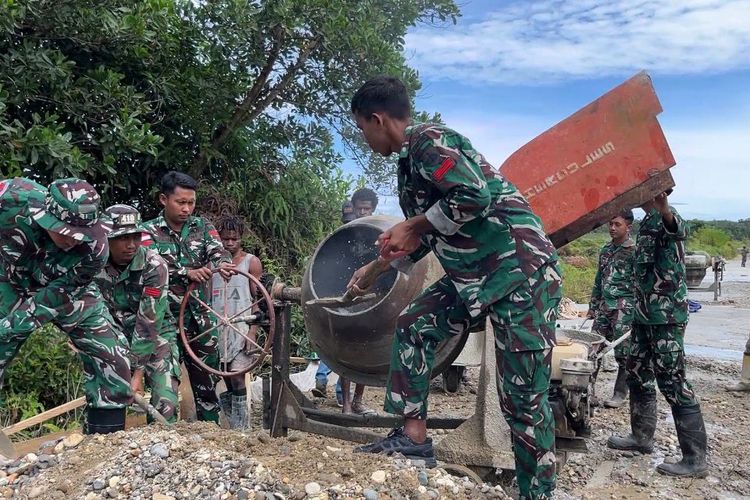 Satgas Pamtas Kewilayahan RI-PNG Yonif 410/Alugoro Bersama Masyarakat Perbaiki Jalan yang Rusak