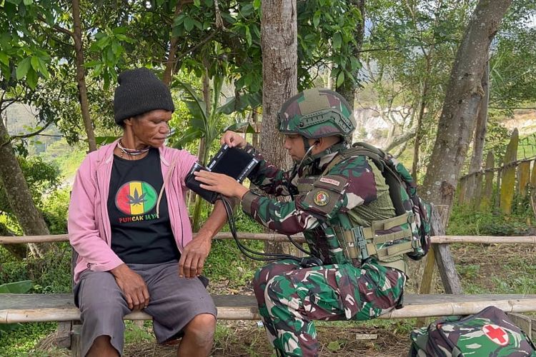 Mengabdi Berbagi Kasih, Satgas Yonif 521/DY Mengedepankan Kehadiran Sebagai Sahabat dan Saudara di Distrik Napua