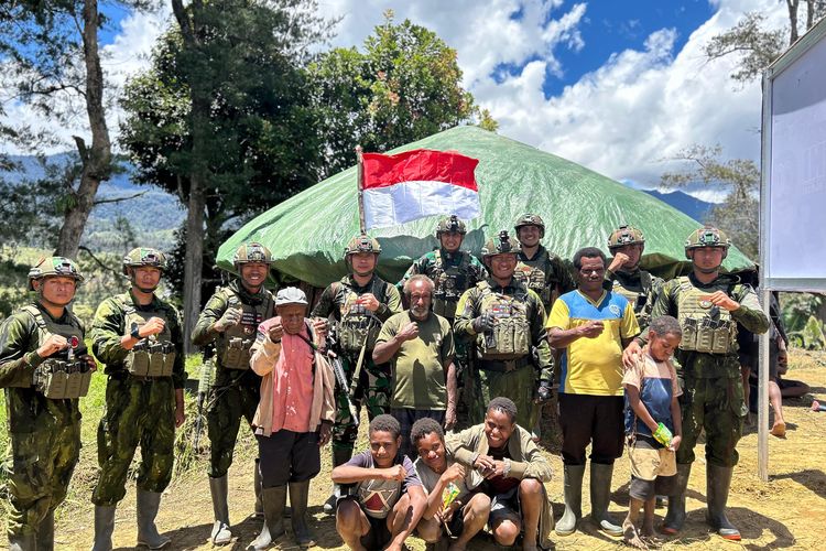 Satgas Yonif 700/Wyc dan Warga Puncak: Sebuah Simfoni Kebersamaan di Bumi Papua yang Kian Kondusif