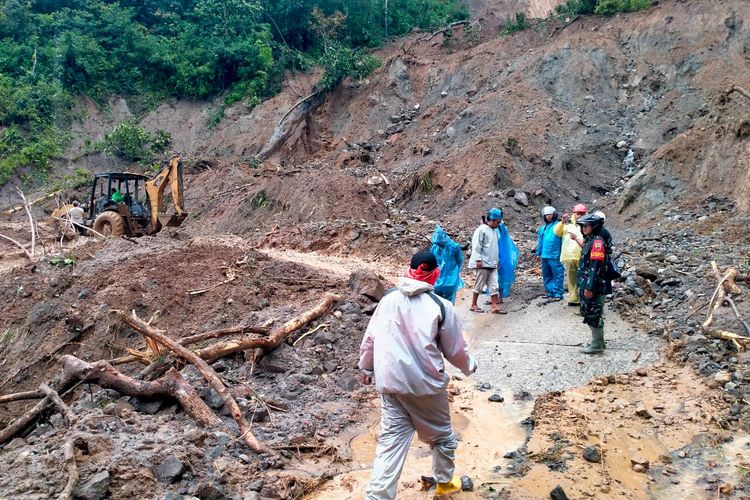 Dandim 0212/TS Kerahkan Personel Tangani dan Bantu Banjir, Longsor, dan Putusnya Jembatan di Madina