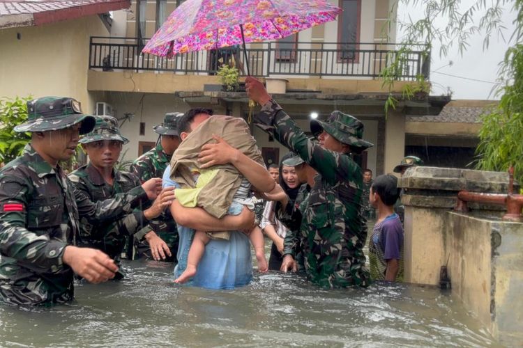 Prajurit Yonkav 6/NK Bantu Warga Terjebak Banjir di Asam Kumbang
