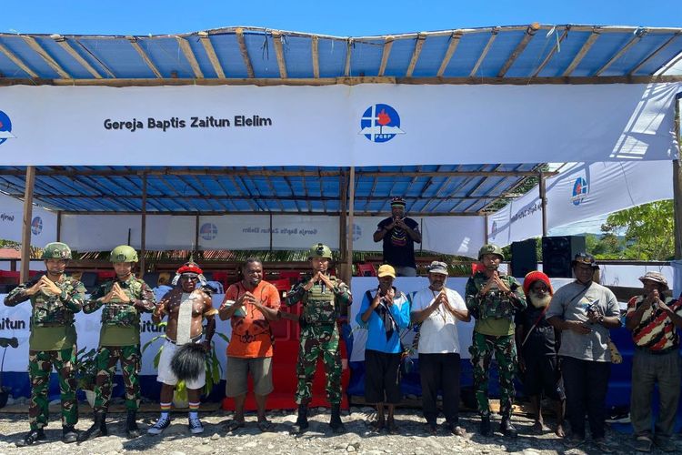 Bantuan Sosial Satgas Yonif 521/DY Dalam Rangka Peresmian Gereja Baptis Zaitun Elelim di Kampung Honita