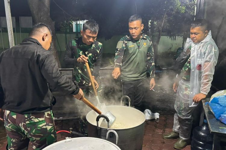 TNI AD Operasionalkan Dapur Lapangan di Aceh dan Sumbar untuk Bantu Korban Banjir dan Longsor