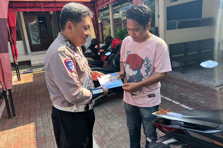 Polantas Menyapa Warnai Ops Zebra Semeru 2025, Satlantas Polres Sumenep Perkuat Edukasi Tertib Berlalu Lintas di Samsat