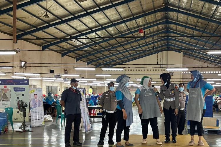 Polantas Menyapa Karyawan Pabrik, Satlantas Polres Sumenep Hadirkan Edukasi Humanis di Ops Zebra Semeru 2025