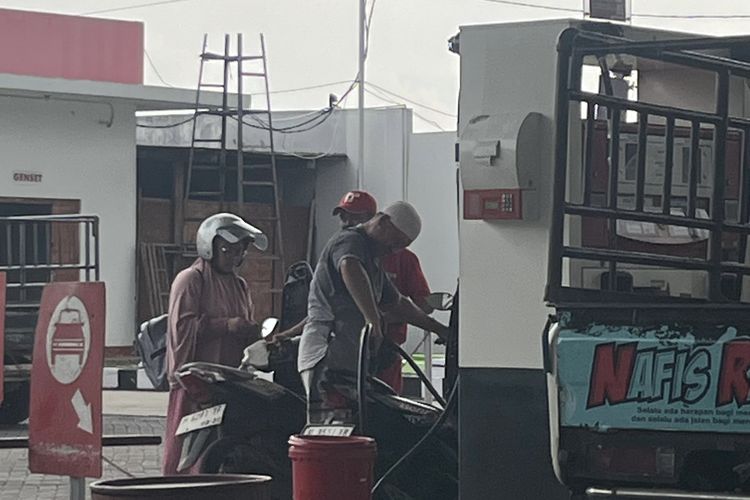 Diduga Langgar SOP, Konsumen Isi BBM Sendiri ke Motor di SPBU Pamolokan, Manajemen Enggan Klarifikasi
