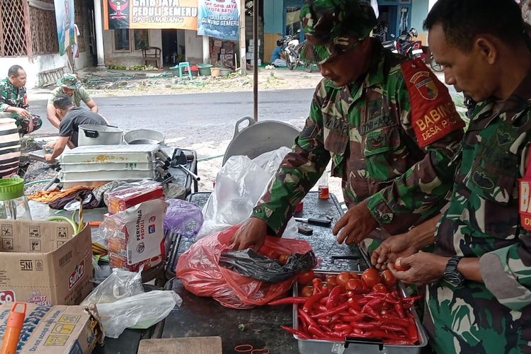 TNI Kodim 0821 Lumajang Perkuat Layanan Dapur Umum bagi Korban Erupsi Semeru di Pronojiwo