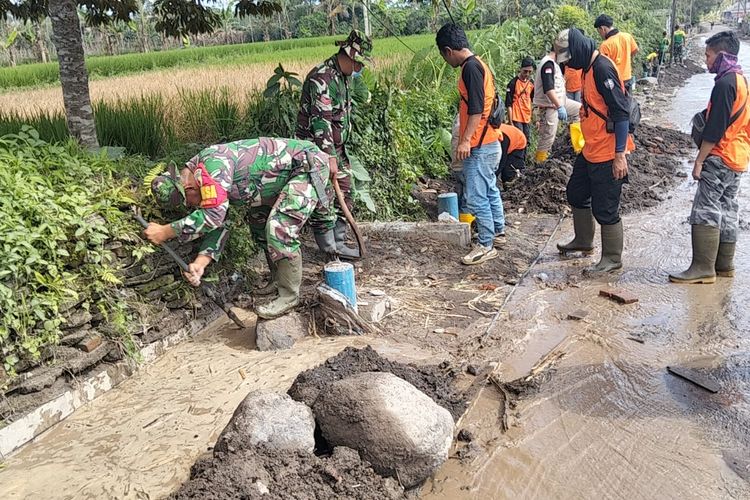 Normalisasi Irigasi Pasca Erupsi Semeru, Tim Gabungan Bergerak Pulihkan Akses dan Aliran Irigasi di Pronojiwo