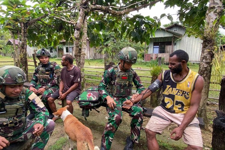 Pelayanan Kesehatan Door To Door Satgas Yonif 521)DY Ke Rumah Warga di Distrik Benawa