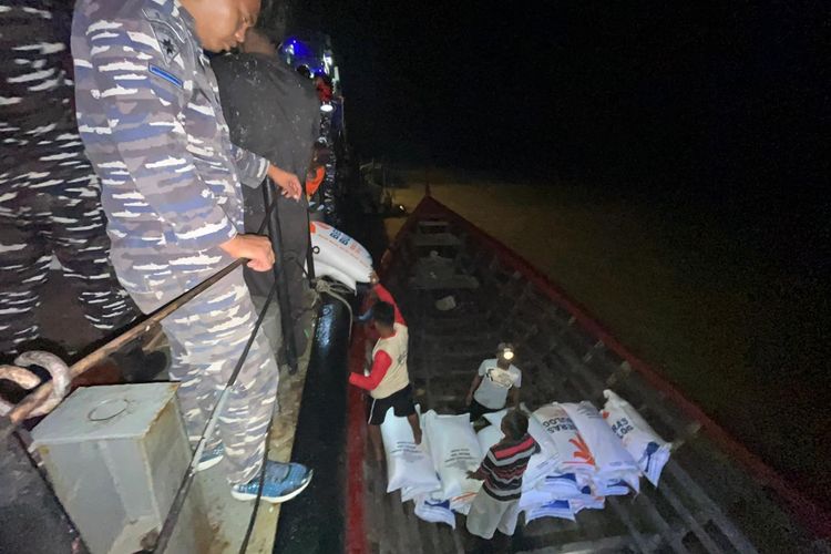 Tiba di Aceh, KRI SSA-378 TNI AL Debarkasi Bantuan Bagi Masyarakat Terdampak Bencana