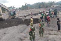 Tim Gabungan TNI Evakuasi Puing Rumah Warga yang Tertimbun Material Vulkanik Semeru
