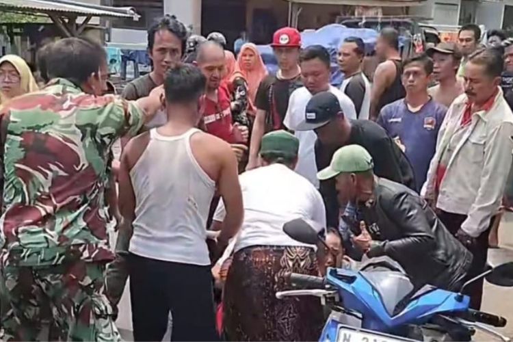 CCTV Rekam Detik-detik Pelemparan Bondet, Pelaku Kabur: Pemuda di Pasuruan Tewas Seketika