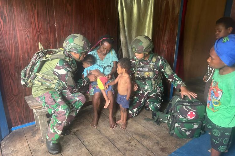 Cegah Penyakit Kulit Satgas Yonif 521/DY Layani Kesehatan di Tengah Krisis Air Bersih datangi Rumah ke Rumah di Distrik Apalapsili