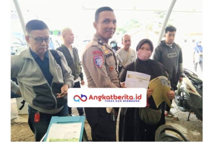 Polantas Menyapa “Petugas Samsat Cibinong Berikan Pelayanan Cek Fisik dengan Humanis”