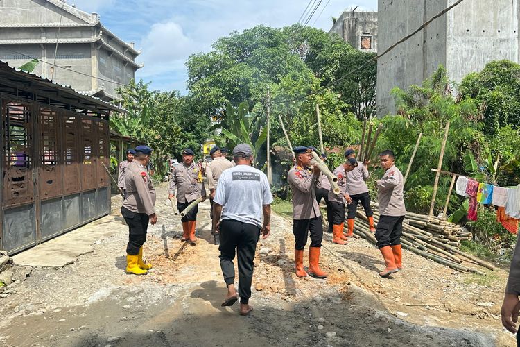 Brimob Polda Sumut Terus Perbaiki Tanggul Jebol di Tanjung Pura, Danyon: Utamakan Kepentingan Masyarakat