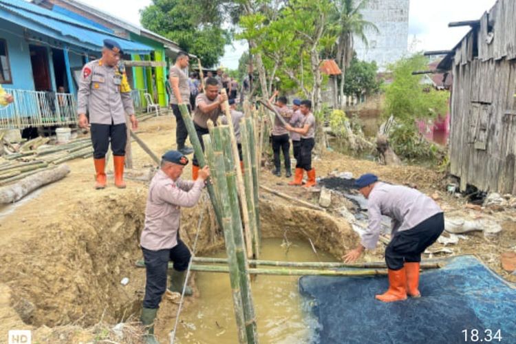Brimob Polda Sumut Terus Perbaiki Tanggul Jebol di Tanjung Pura, Danyon: Utamakan Kepentingan Masyarakat