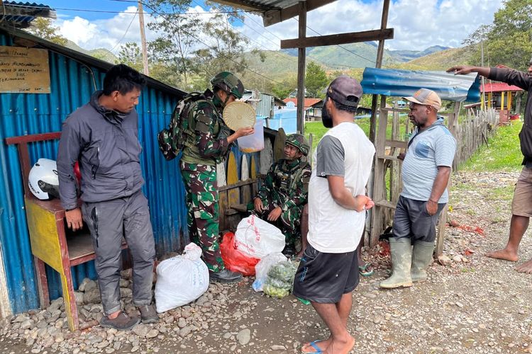 Senyum, Sapa, Salam Satgas Yonif 521/DY Kegiatan Komsos di Distrik Bolakme