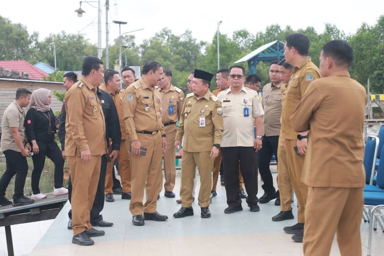 Wabup Katamso Dampingi Gubernur Jambi Serahkan Bantuan ke Warga Tanjab Barat, Pulihkan Ekonomi dan Perumahan Warga Terdampak