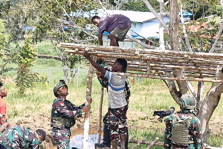 Manunggal TNI-Rakyat Satgas Yonif 521/DY Gotong royong bangun honai di Distrik Eragayam