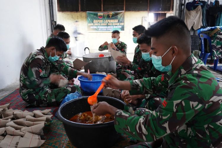 Satgas Yonif 122/TS Kirim Bantuan Makanan ke Warga Terjebak Longsor di Rampah