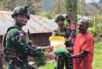 Senyuman Teritorial TNI di Papua Satgas Yonif 521/DY Menciptakan Suasana Kekeluargaan dan Kebersamaan di Distrik Walesi