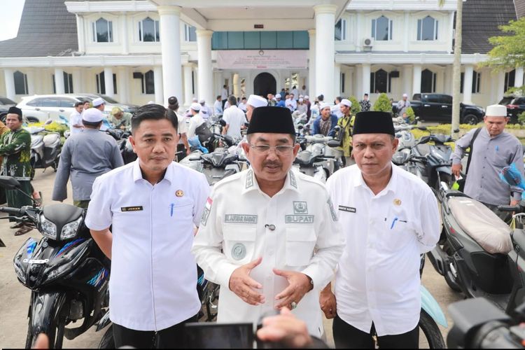 Perkuat Dakwah di Akar Rumput, Bupati Tanjab Barat Serahkan 59 Motor Dinas untuk Da’i Desa dan Kelurahan