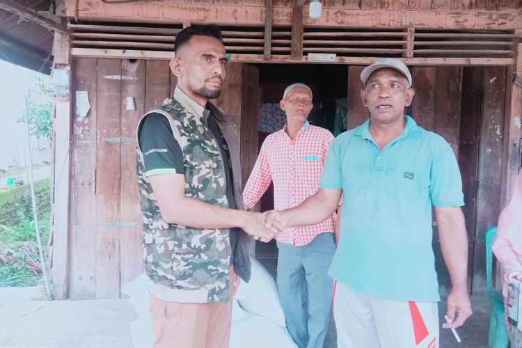 Camat Idi Timur Serahkan 300 Kg Beras Untuk Warga Seuneubok Timu Korban Banjir