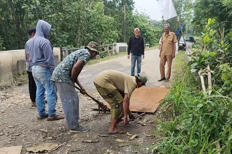 Menunggu Realisasi Pembangunan Jembatan di Tanah Merah, Dinas PUPR Bangkalan Sigap dengan Bantuan Plat Baja
