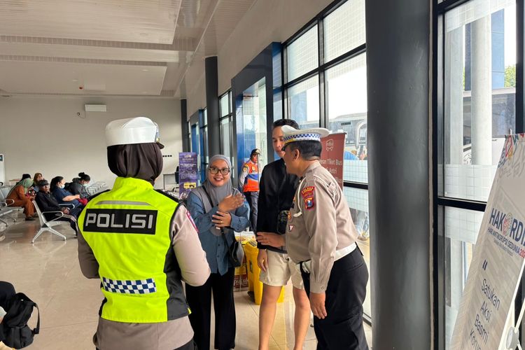 Polantas Menyapa di Terminal Arya Wiraraja, Satlantas Polres Sumenep Perkuat Budaya Tertib Lalu Lintas