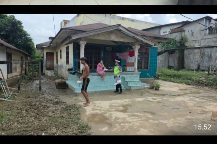 Polsek Kuala Gelar Jumat Berkah, Bagikan Nasi Bungkus untuk Warga Terdampak Banjir